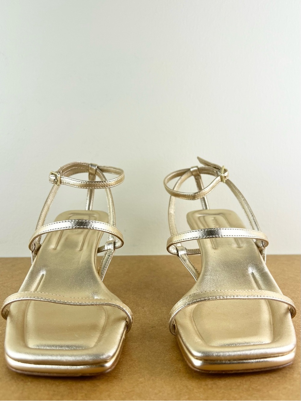 NEW VINCE GOLD LEATHER KITTEN HEEL SANDALS - Picture 10 of 12